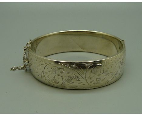 A silver bangle, 45g 