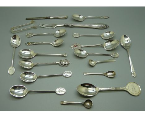 Silver spoons, a small pair of silver sugar bows, a silver fork and a manicure, 171g 