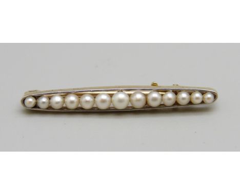 A pearl brooch marked 15ct, 1.7g, 29mm 