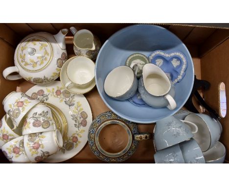 A Wedgwood Lichfield tea service with printed floral decoration (6 settings) to/w Wedgwood white on blue Queensware fruit bow