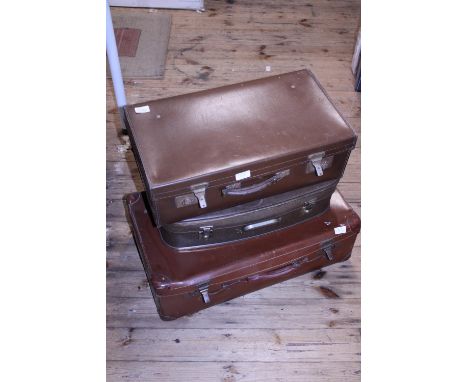 Three assorted vintage suitacases 