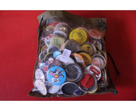 A job lot of assorted vintage badges 
