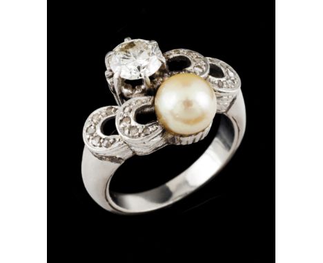 A "Toi et Moi" ringPlatinumSet with one brilliant cut diamond (ca. 0.85ct) and a yellow toned cultured pearl (ca. 7 mm)Parrot
