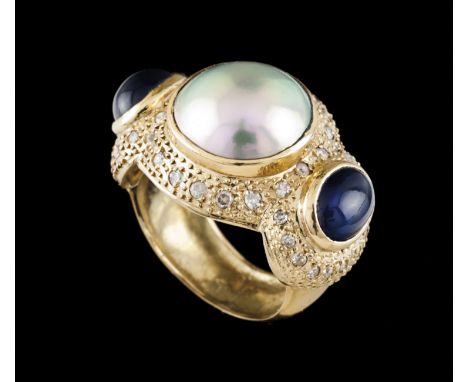 A ring  GoldSet with one Mabe pearl flanked  by 2 cabochon cut sapphires (ca. 8x6 mm) and small brilliant cut diamondsLater m