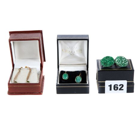 A PAIR OF 9CT YELLOW GOLD AND PERIDOT DROP EARRINGS, a pair of 9ct polished jade EARRINGS and a pair of oval foliate carved j
