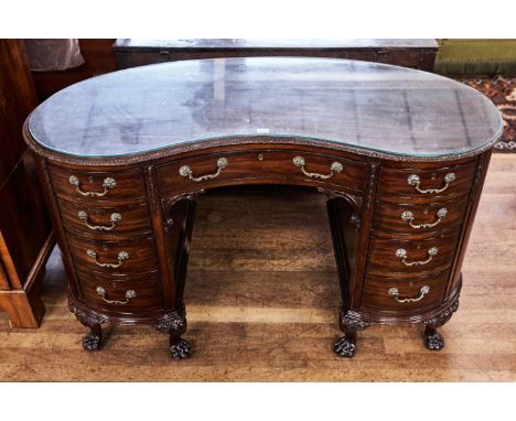 A FINE QUALITY 1920/30'S MAHOGANY KIDNEY SHAPED KNEEHOLE DRESSING TABLE, the carved moulded edge top above an arrangement of 