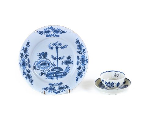 AN 18TH CENTURY WORCESTER PORCELAIN TEA BOWL AND SAUCER decorated in underglaze blue with flowers and leaves and an 18th Cent