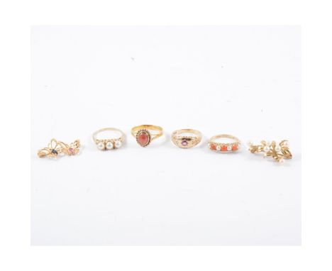 Four vinatge dress rings and two brooches, a 9 carat yellow gold ring set with four cultured pearls and three coral beads, si