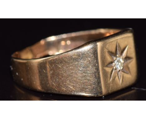 A&nbsp;9ct gold ring set with a diamond in a star setting, 3.6g, size S