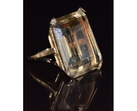 A 9ct gold ring set with an emerald cut quartz, 12.8g, size K