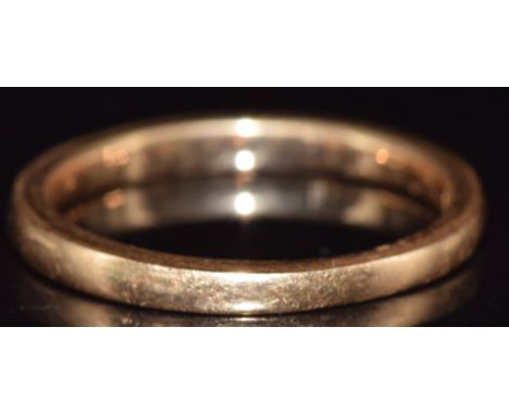 An 18ct gold wedding band / ring, 3g, size M/N