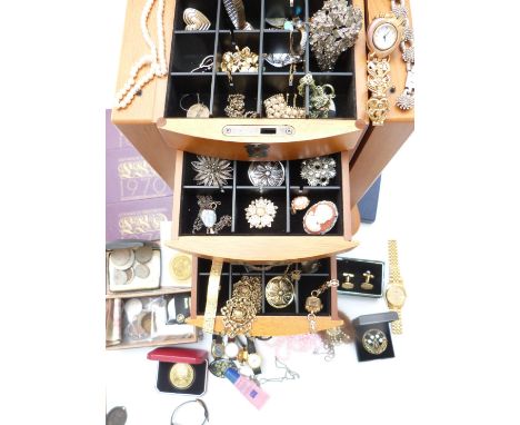 A collection of costume jewellery including Jewelcraft, vintage brooches, cultured pearls, coins etc