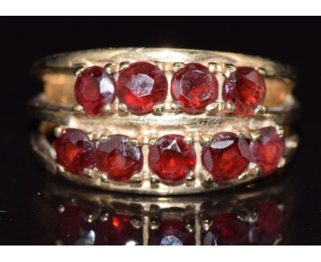 A 9ct gold ring set with garnet, 3.9g, size P