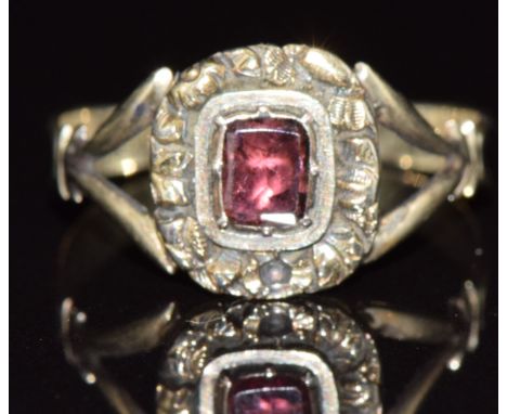 Victorian 9ct gold ring set with a foiled garnet, 1.5g, size L