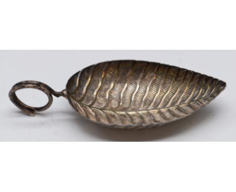 Georgian hallmarked silver novelty tea caddy spoon formed as a leaf, Birmingham 1801, maker's mark IT, length 7cm, weight 6cm