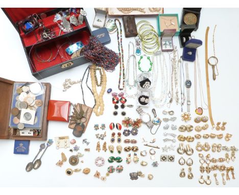 A collection of jewellery including silver, 9ct gold cufflink, silver Mizpah plaque, silver brooch, diamanté necklace, 9ct go