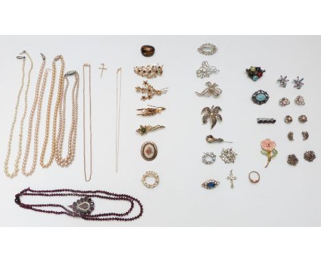A collection of jewellery including 9ct gold necklace (3.6g), 9ct gold chain (0.5g), beaded garnet necklace with early Victor