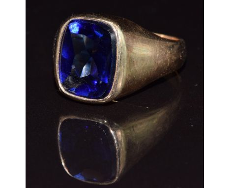 A 14k gold ring set with a synthetic sapphire, in vintage box, 9.6g, size X