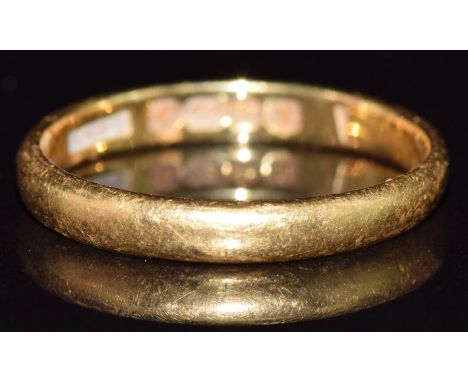 A 22ct gold wedding band / ring, 2.2g, size K
