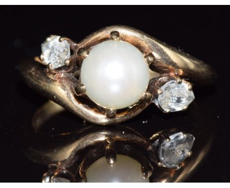 A 9ct gold ring set with a pearl and spinel, 4.1g, size N