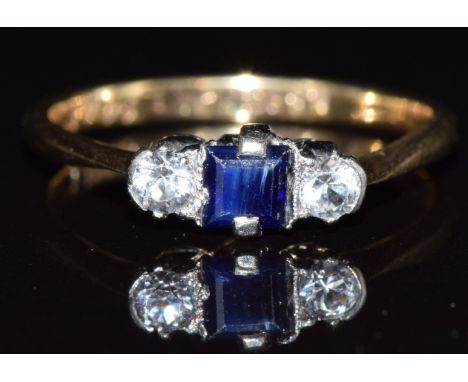 A 9ct gold ring set with a square cut sapphire and two spinel, 1.5g, size K/L