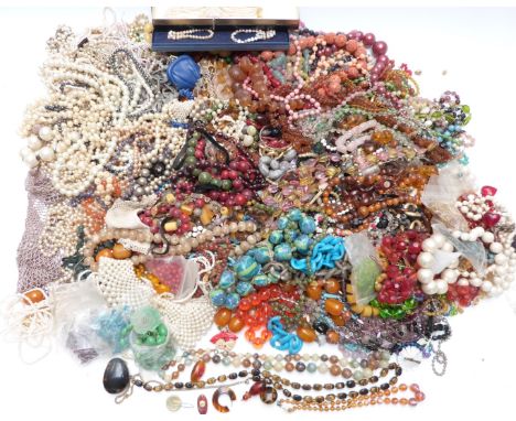 A collection of beaded necklaces including agate, Art Deco, glass, vintage, tiger's eye, pearls, etc&nbsp;