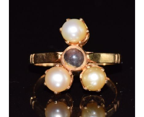 A yellow metal ring set with two pearls, faux pearl and a cabochon, 4.7g, size M