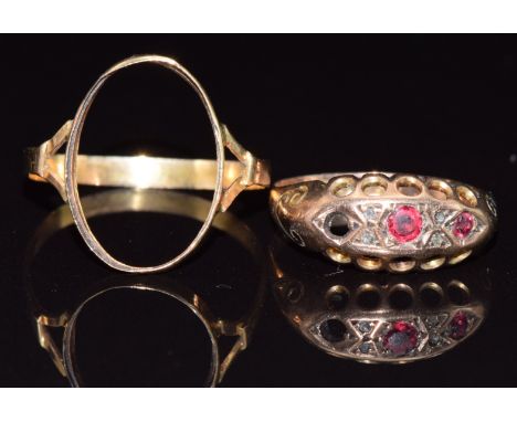 A 9ct gold ring (1.9g, size M) and an 18ct gold ring mount, 1.1g, size R