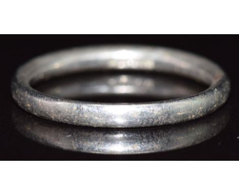 A platinum wedding band / ring, 3.3g, size K