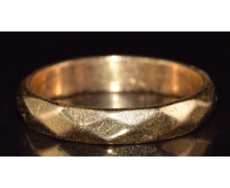 An 18ct gold ring with faceted decoration, 4.2g, size M