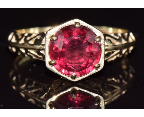 A 9ct gold ring set with a rhodolite, 2.7g, size N