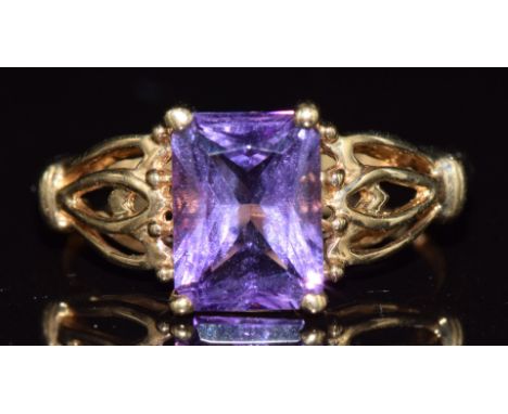 A 9ct gold ring set with an emerald cut amethyst, 1.7g, size J