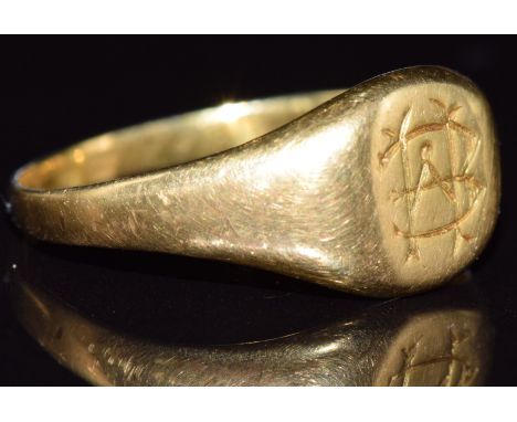 An 18ct gold signet ring, London 1915, 4.7g, size R