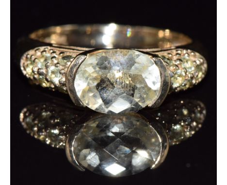 A 9ct gold ring set with citrine and peridot, 3.1g, size N