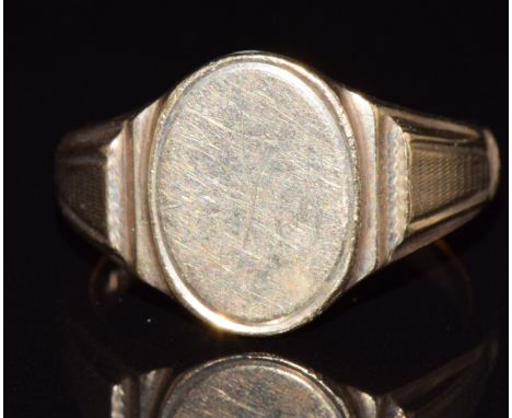 A 9ct gold signet ring, 7.9g, size S