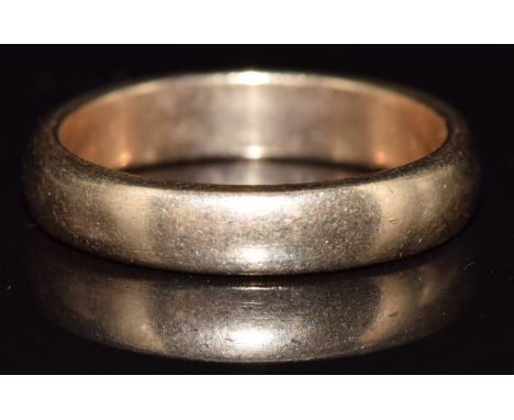 A 9ct gold wedding band / ring, 3.7g, size L