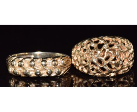 Two&nbsp;9ct gold rings, 5.9g, size K &amp; P