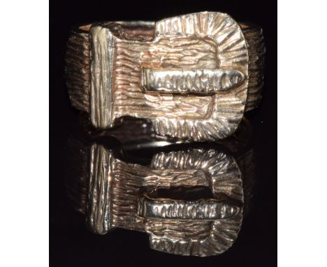 A 9ct gold buckle ring with textured decoration, 9.8g, size Q