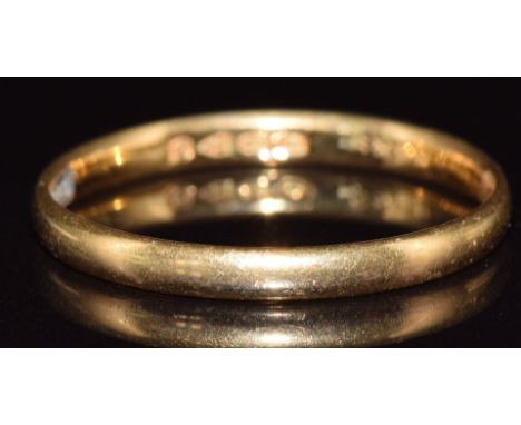 A 22ct gold wedding band / ring, 1.9g, size P