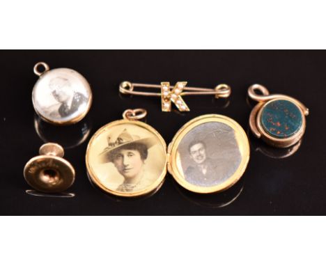 Victorian yellow metal globe locket, a 15ct gold locket (6.1g), 9ct gold swivel fob, 9ct gold stud and 9ct gold 'K' brooch, 2