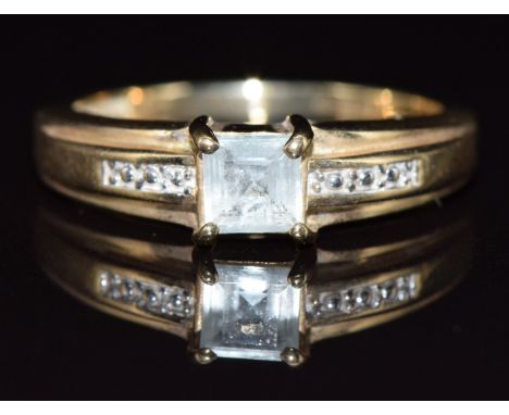 A 9ct gold ring set with a square cut heliodor, 3g, size N
