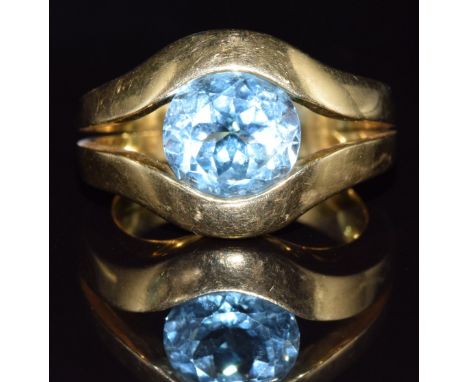 An 18ct gold ring set with a round cut topaz, 10g, size R