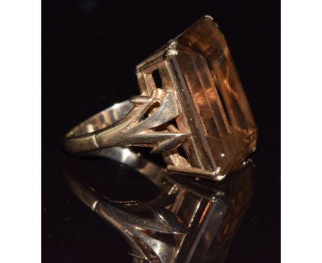 A 9ct gold ring set with an emerald cut smoky quartz, 9g, size K