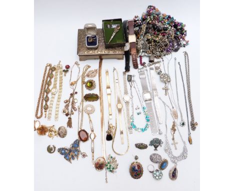 A collection of jewellery including vintage brooches, silver brooch, 9ct gold ring set with quartz (5.5g), Czecho-Slovakia pe