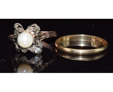 A 14k gold ring set with a pearl (1.6g, size K) and an 18ct gold wedding band / ring, 1.2g, size N
