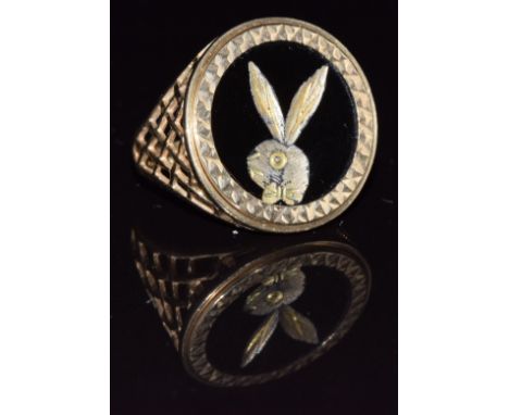 A 9ct gold ring set with a bunny plaque, 4.2g, size O