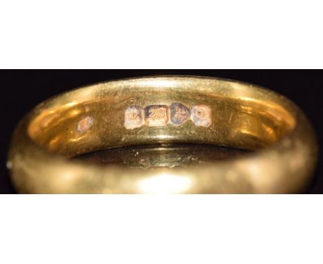 A 22ct gold wedding band / ring, Chester 1916, 9.4g, size S