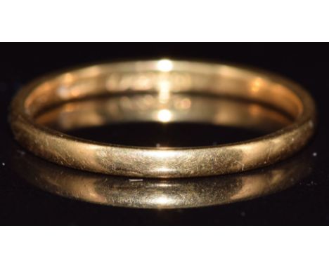 A 22ct gold wedding band / ring, 1.9g, size M