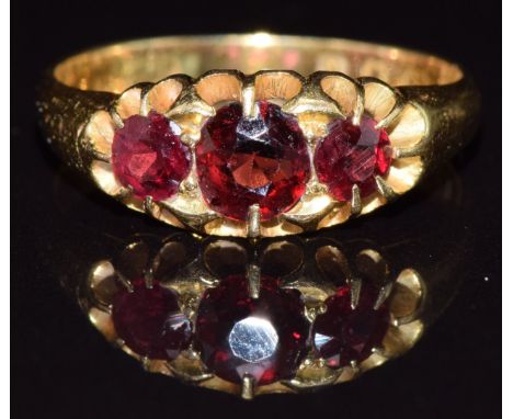 An 18ct gold ring set with garnets, in vintage box, 3.8g, size P
