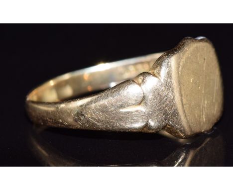 An 18ct gold signet ring, Birmingham 1927, 6.8g, size T